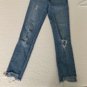 size 25 distressed levi’s